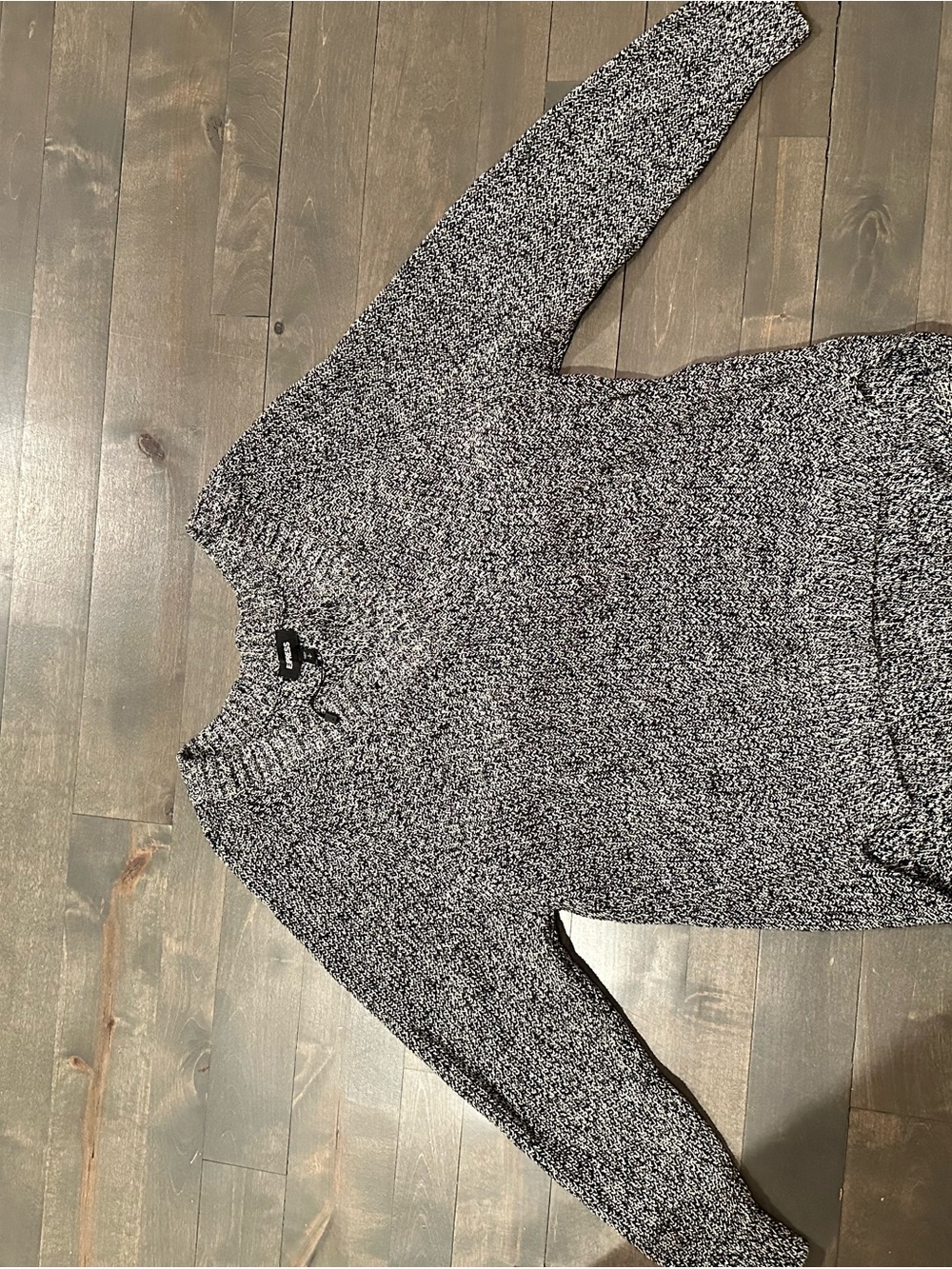 EXPRESS Women’s Marled Black & White V-Neck Sweater